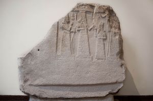  Stele showing Shamash-resh-ușur praying to the gods Adad and Ishtar with an inscription in Babylonian cuneiform.